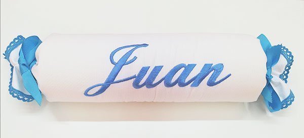 Cojín antivuelco en color blanco con nombre bordado en azul