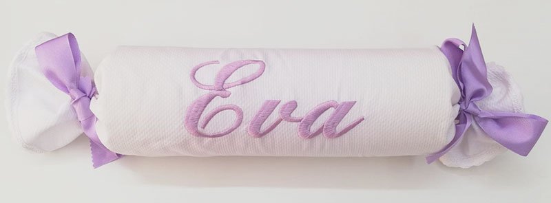 Cojín antivuelco para bebé, en color blanco con nombre bordado en violeta